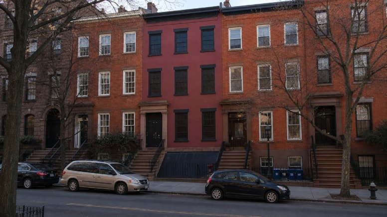 Evlerin Arasında Kusursuz Bir İllüzyon: New York’un İçi Boş ‘Sahte Evi (Kardeş Haber)